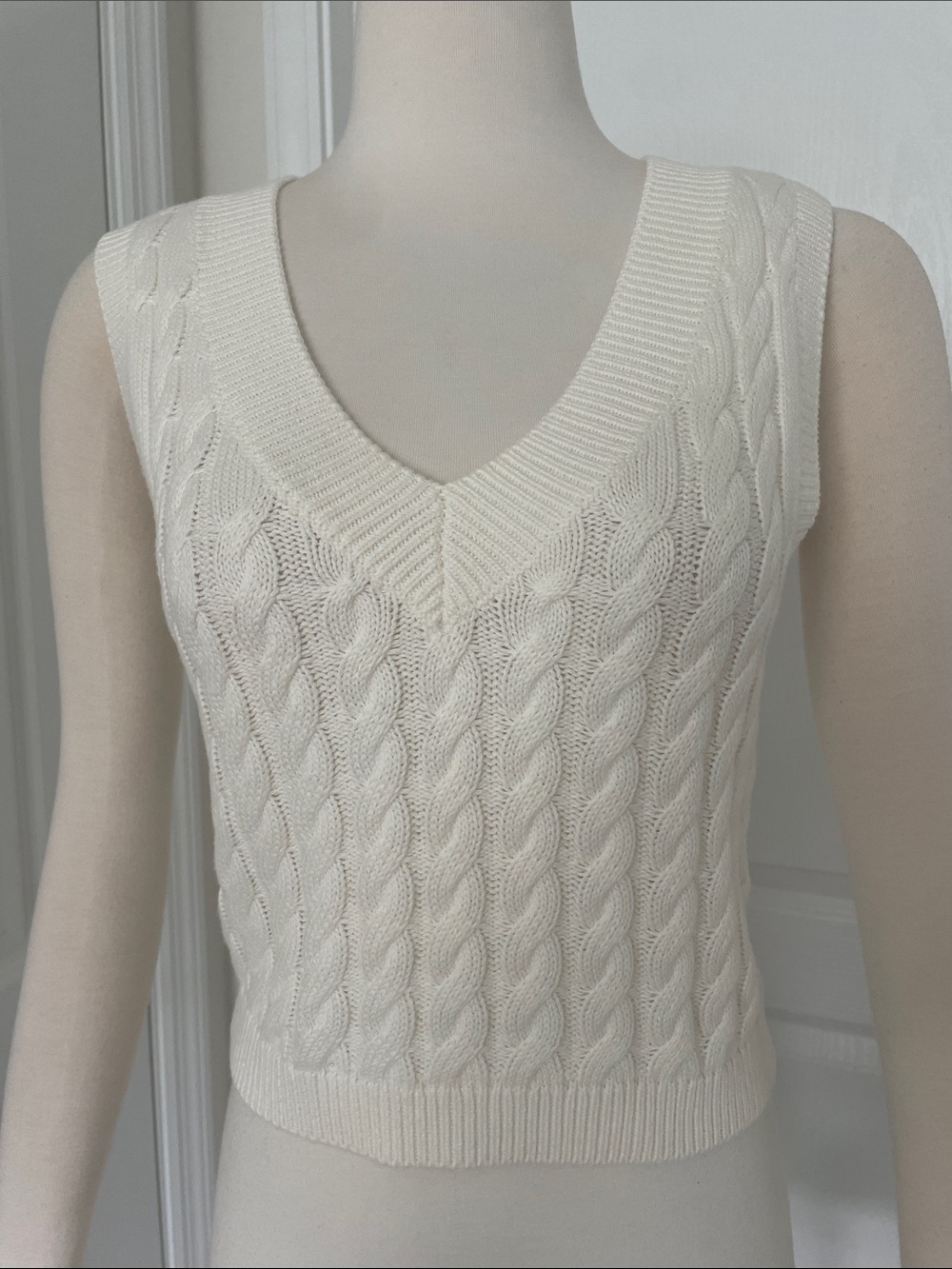 NWOT Abercrombie & Fitch Cream Cable-Knit V-Neck Sweater Vest small